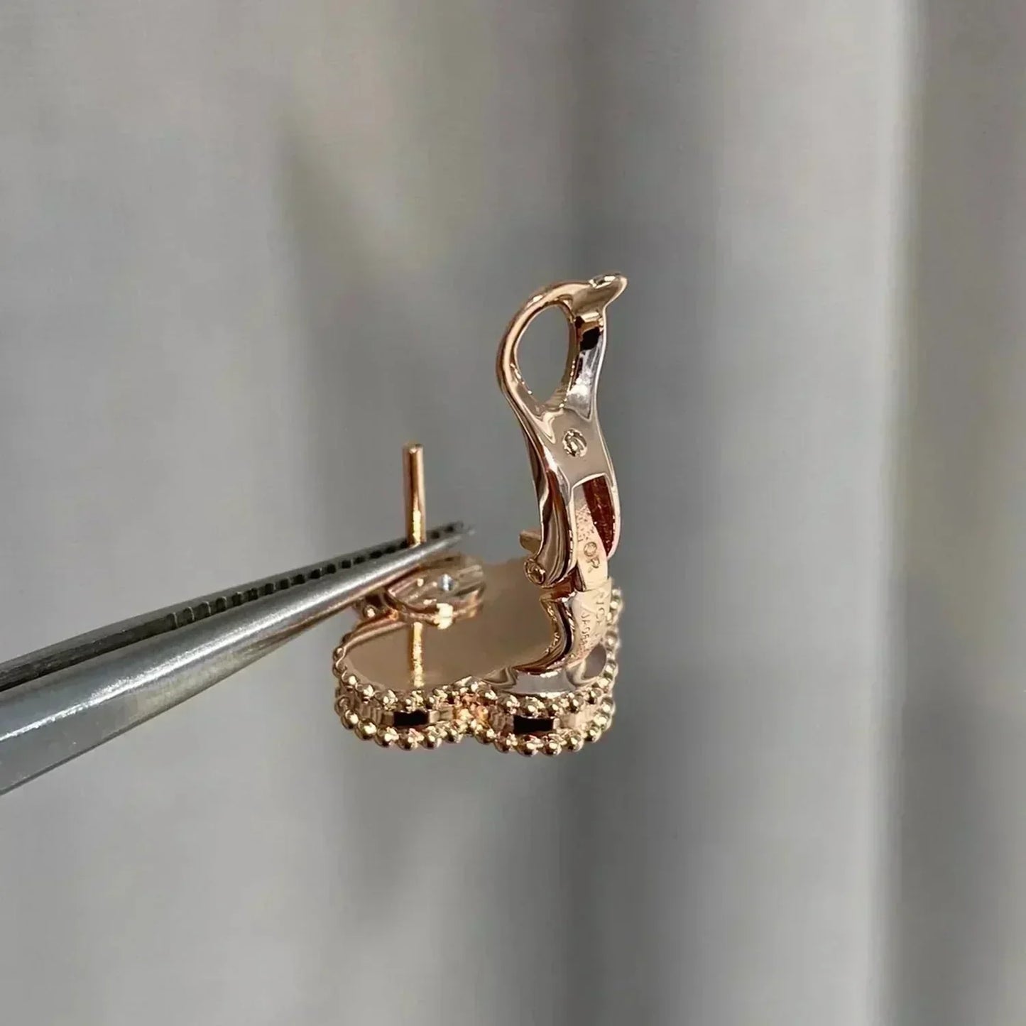 [AuraEcho]CLOVER MEDIUM 1 MOTIFS  PINK MOP DIAMOND EARRINGS