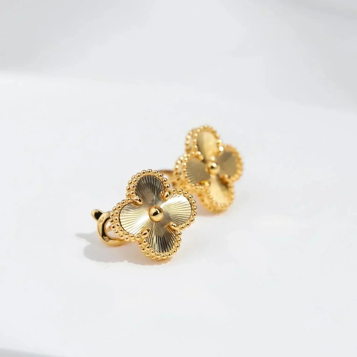 [AuraEcho]CLOVER MEDIUM 1 MOTIFS LASER EARRINGS