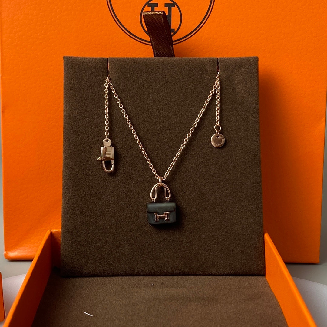 [AuraEcho]CONSTANCE BLACK PEDANT PINK GOLD NECKLACE