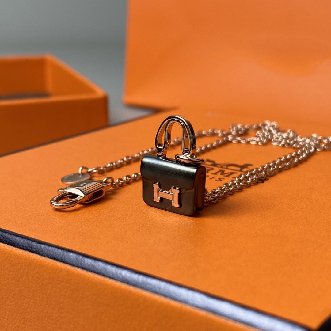 [AuraEcho]CONSTANCE BLACK PEDANT PINK GOLD NECKLACE