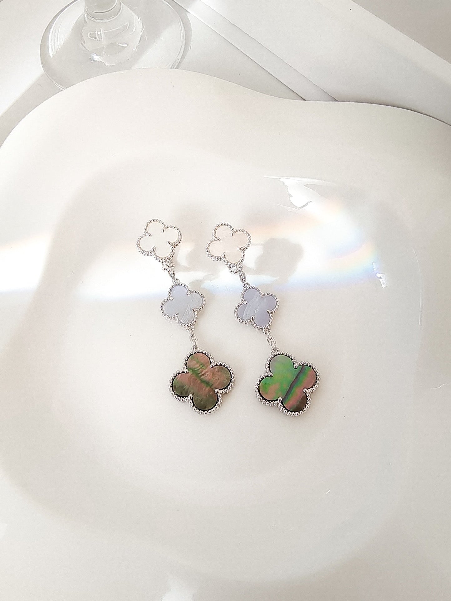 [AuraEcho]CLOVER 3 MOTIFS CHALCEDONY DARK MOP SILVER EARRINGS