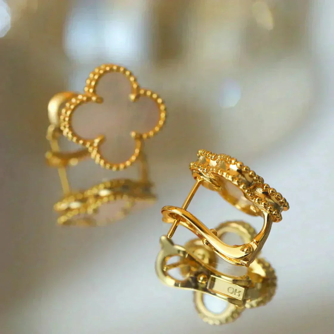 [AuraEcho]CLOVER MEDIUM 1 MOTIFS  WHITE MOP STUD EARRINGS