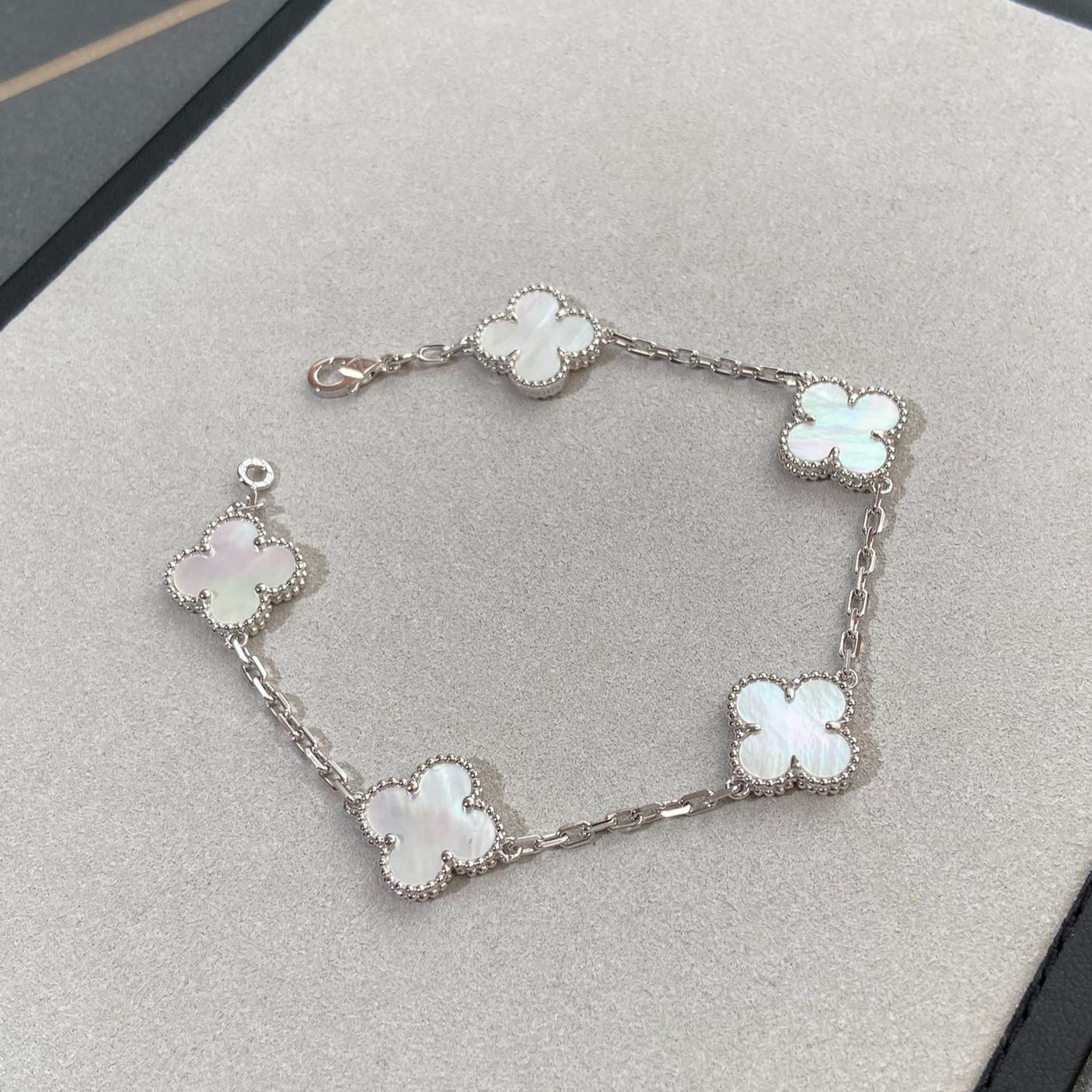 [AuraEcho]CLOVER SILVER MOP 5 MOTIF BRACELET