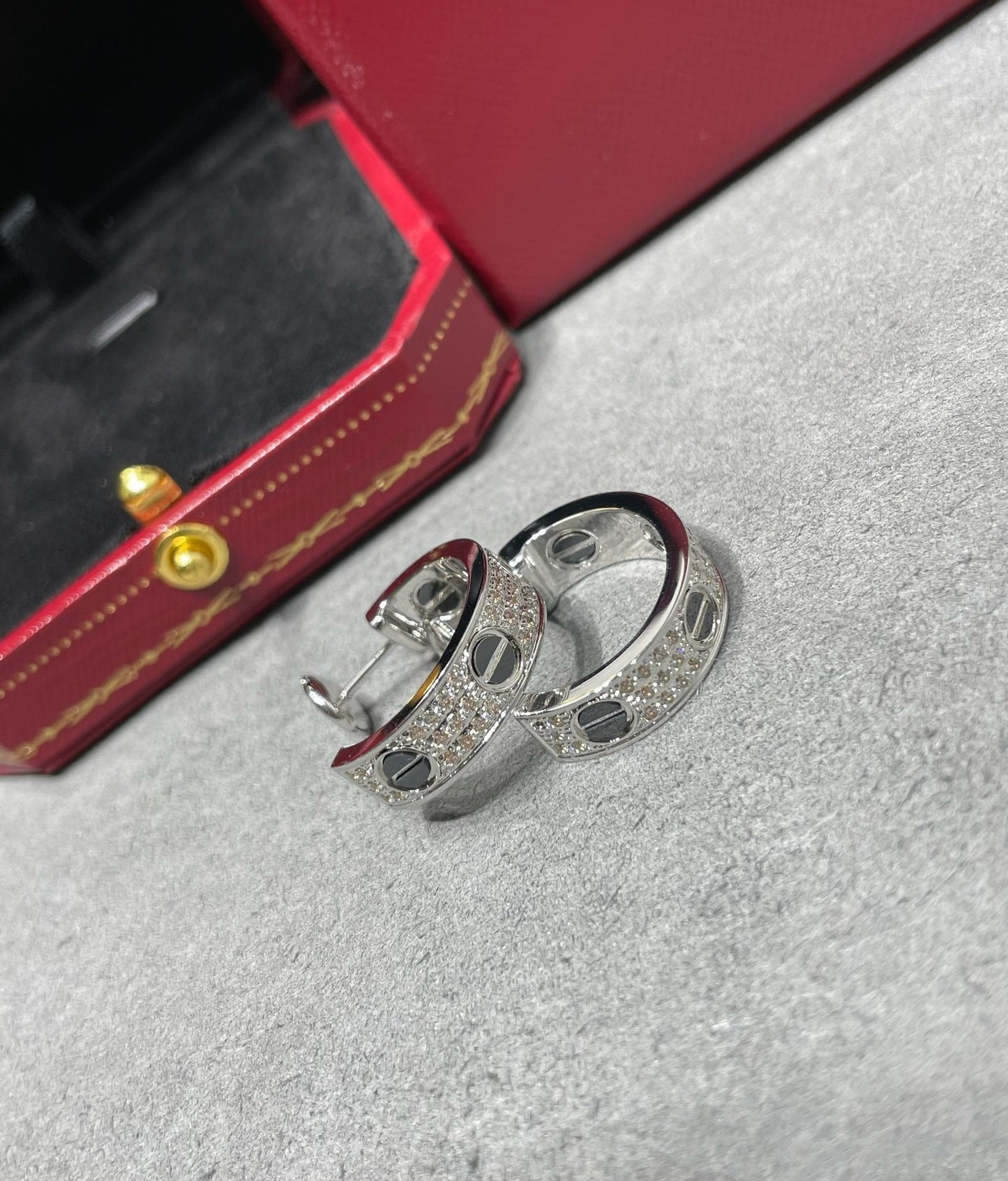 [AuraEcho]LOVE CERAMIC DIAMOND PAVED SILVER EARRINGS