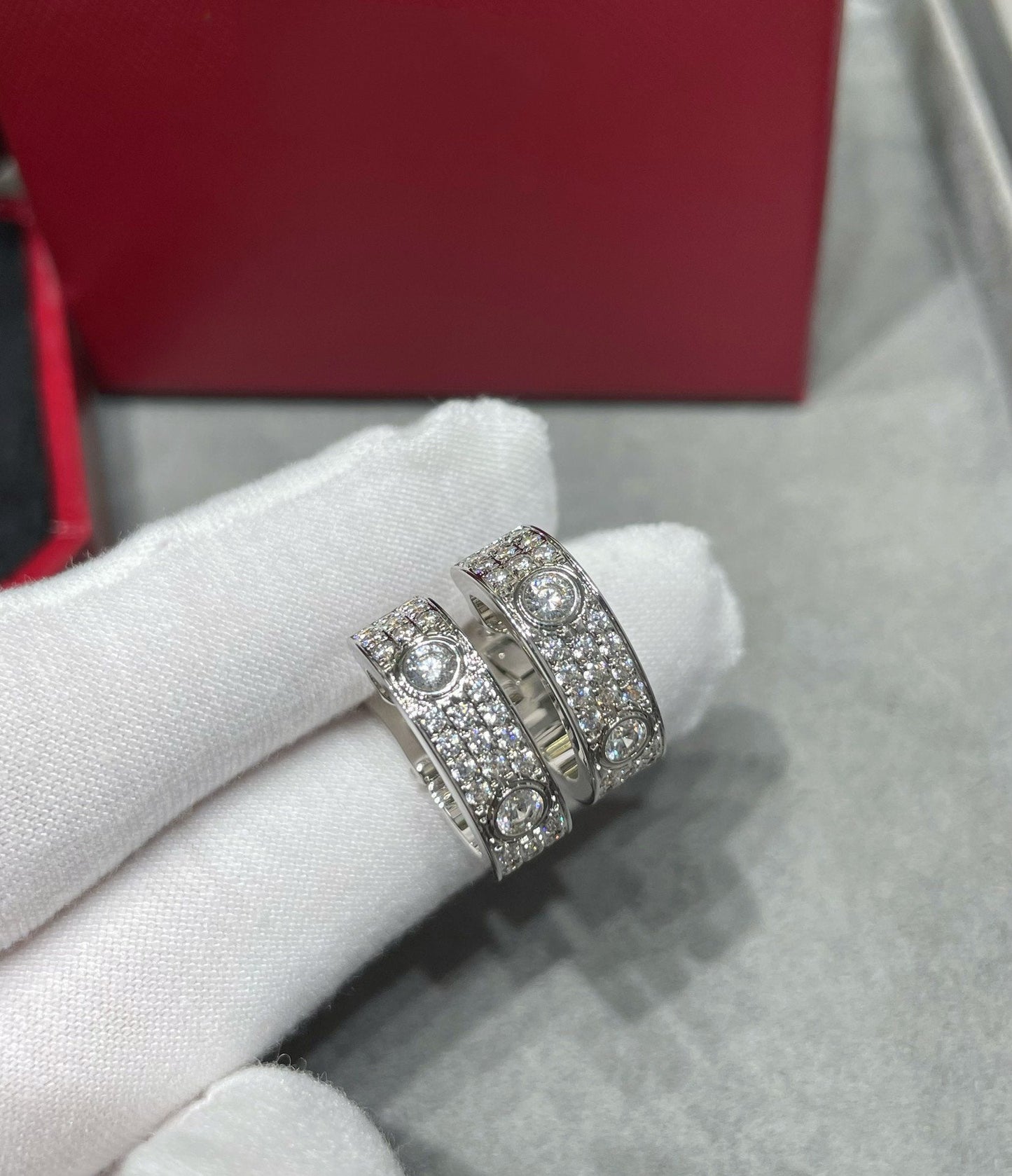 [AuraEcho]LOVE 5.5MM DIAMOND PAVED EARRINGS