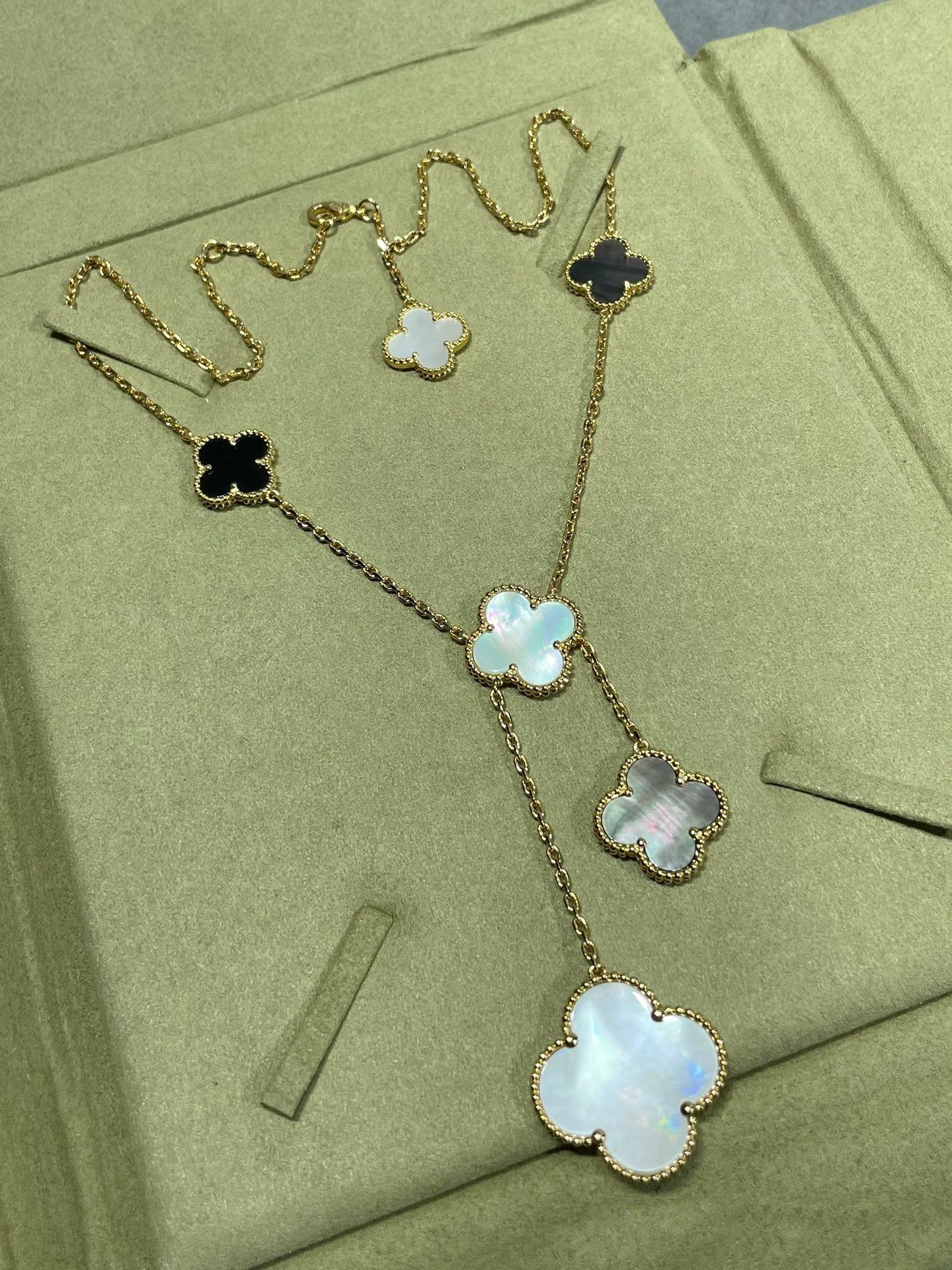[AuraEcho]CLOVER 6 MOTIF MOP ONYX GOLD NECKLACE