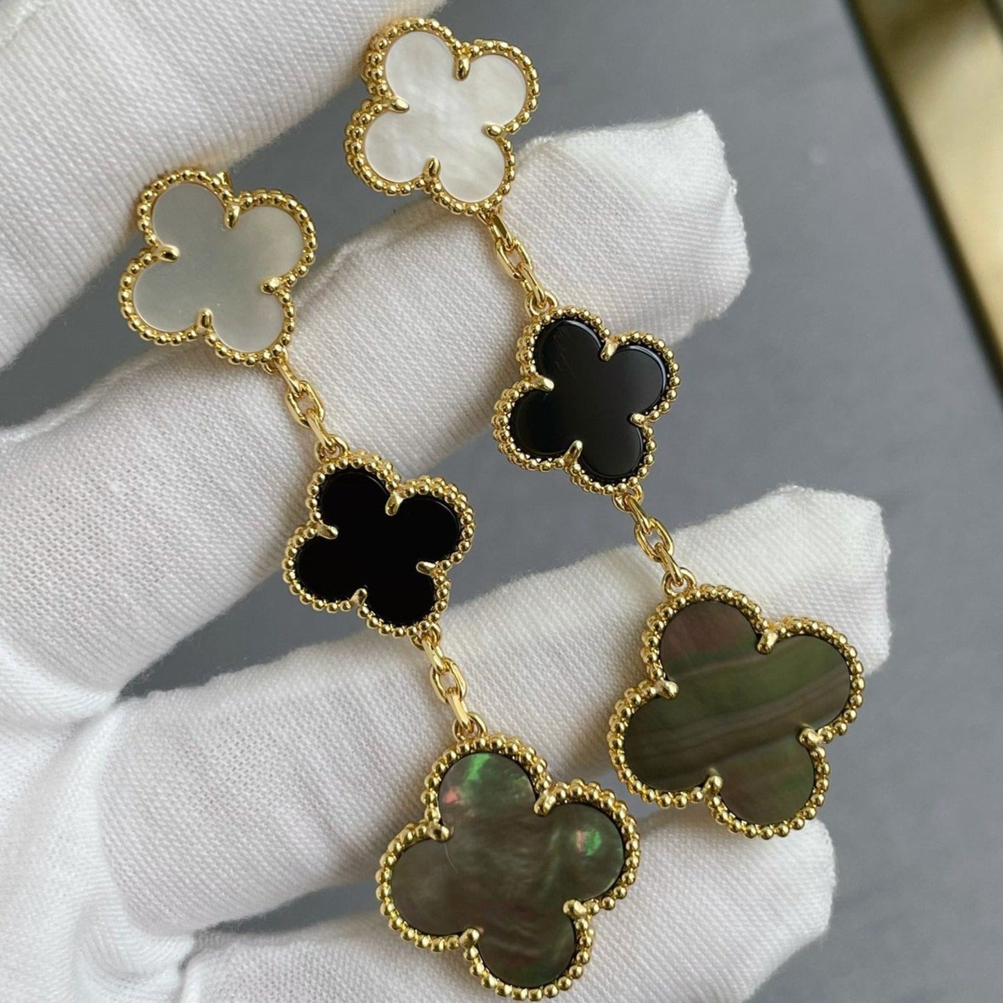 [AuraEcho]CLOVER 3 MOTIF MOP ONYX DARK MOP PINK GOLD EARRINGS