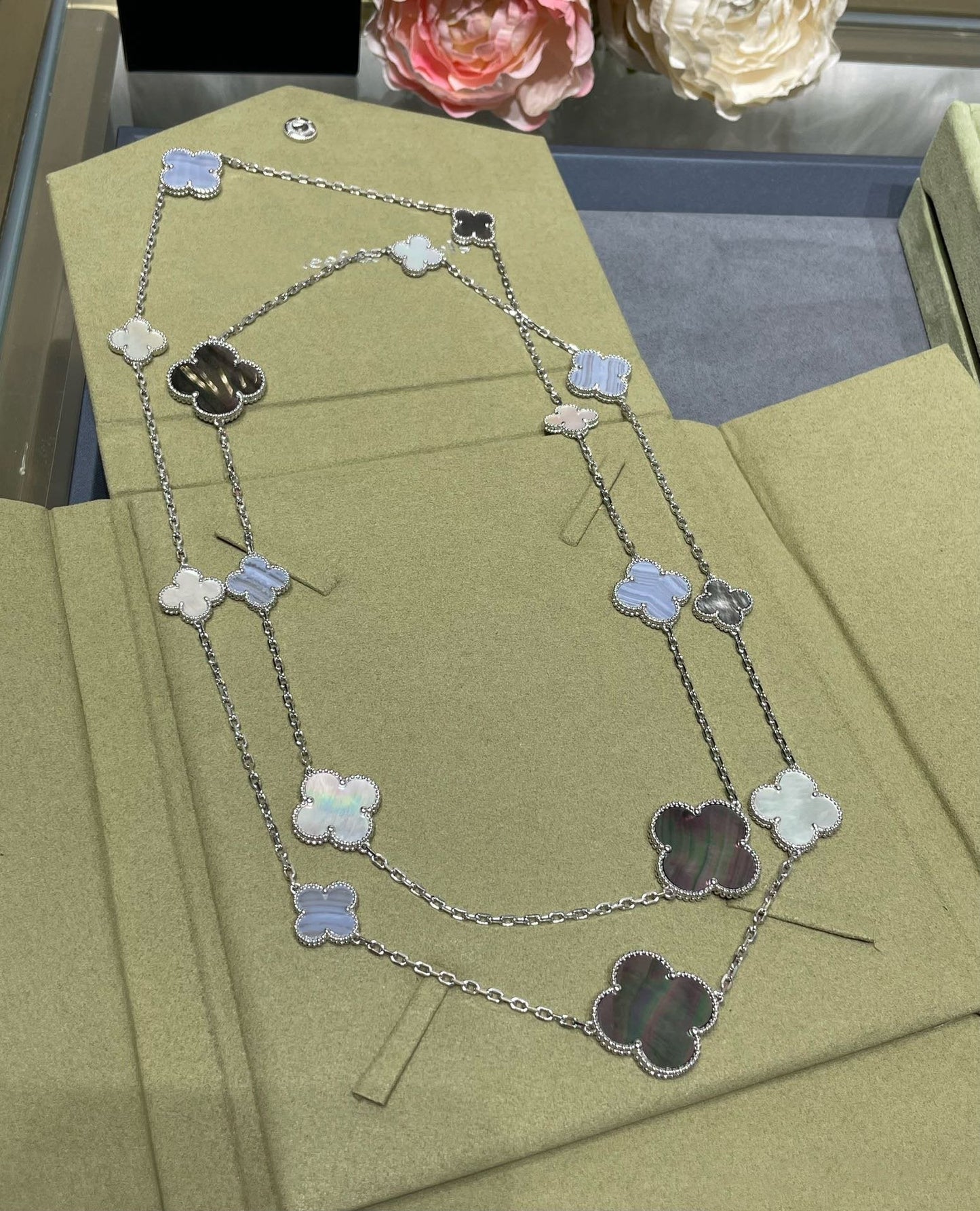 [AuraEcho]CLOVER 16 MOTIF CHALCEDONY MOP SILVER NECKLACE