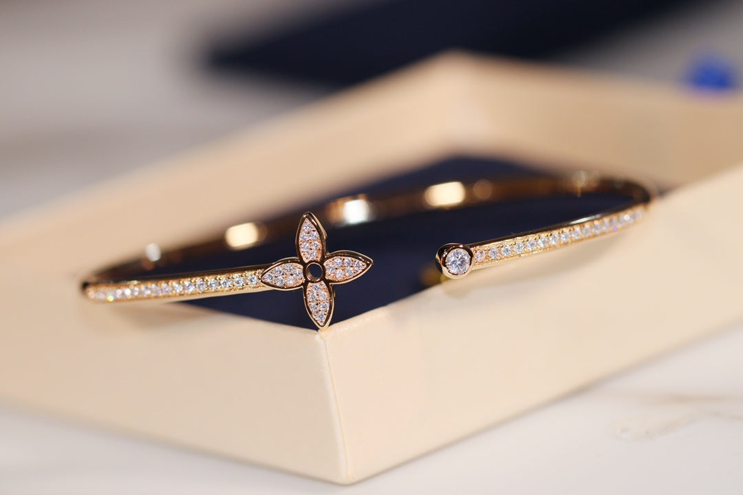 [AuraEcho]IDYLLE GOLD OPEN BRACELET DIAMOND PAVED