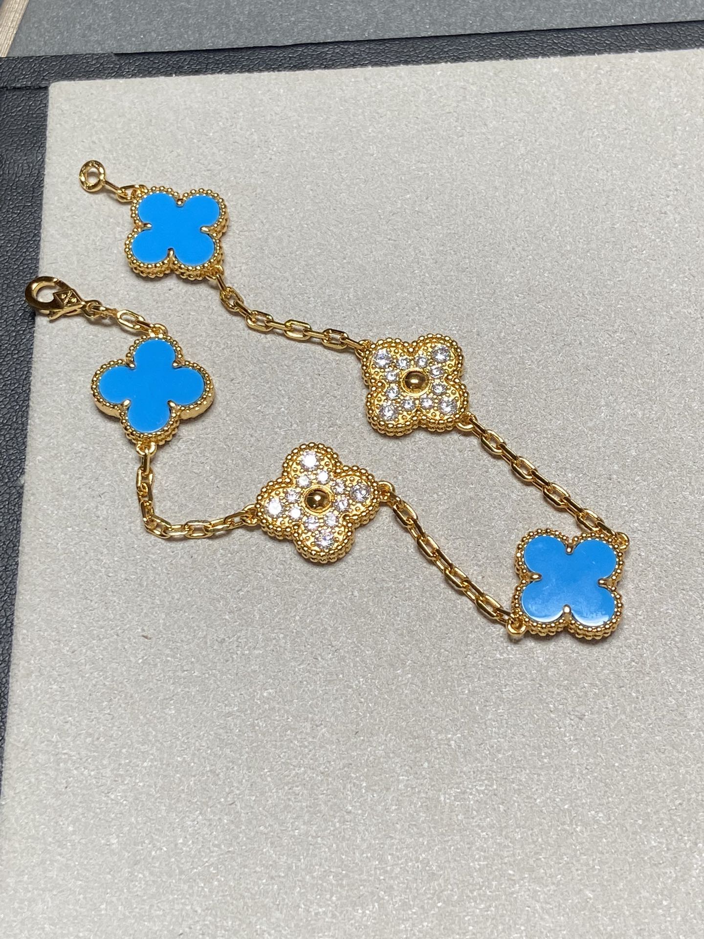 [AuraEcho]CLOVER 5 MOTIF BLUE CHALCEDONY DIAMOND GOLD BRACELET