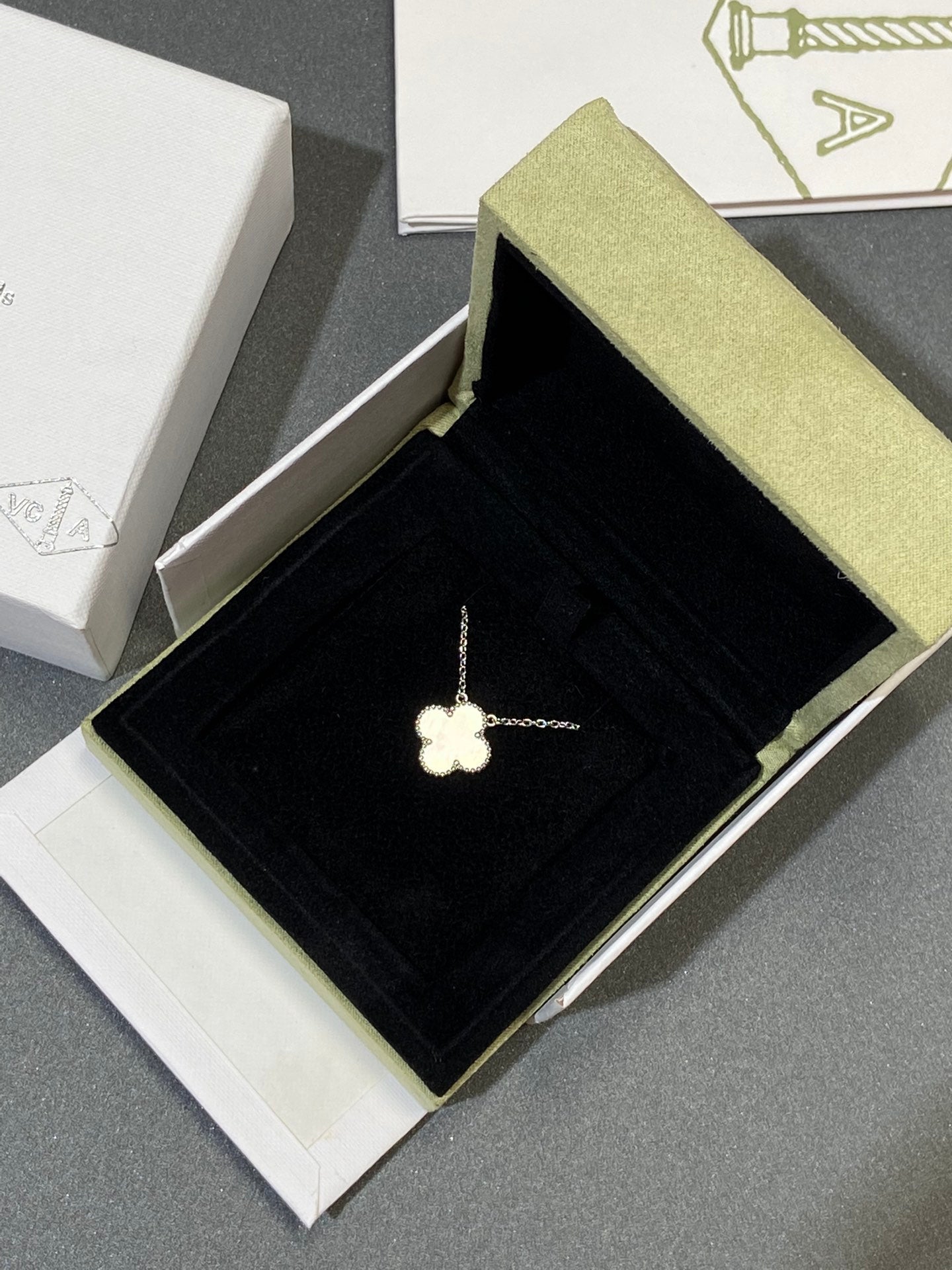 [AuraEcho]CLOVER MEDIUM SILVER WHITE MOP NECKLACE