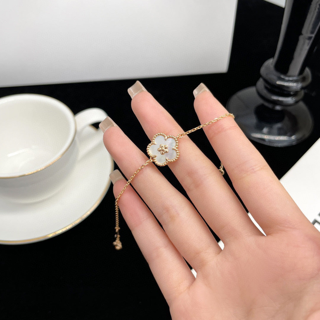 [AuraEcho]LUCKY  WHITE MOP  PLUM BLOSSOM NECKLACE