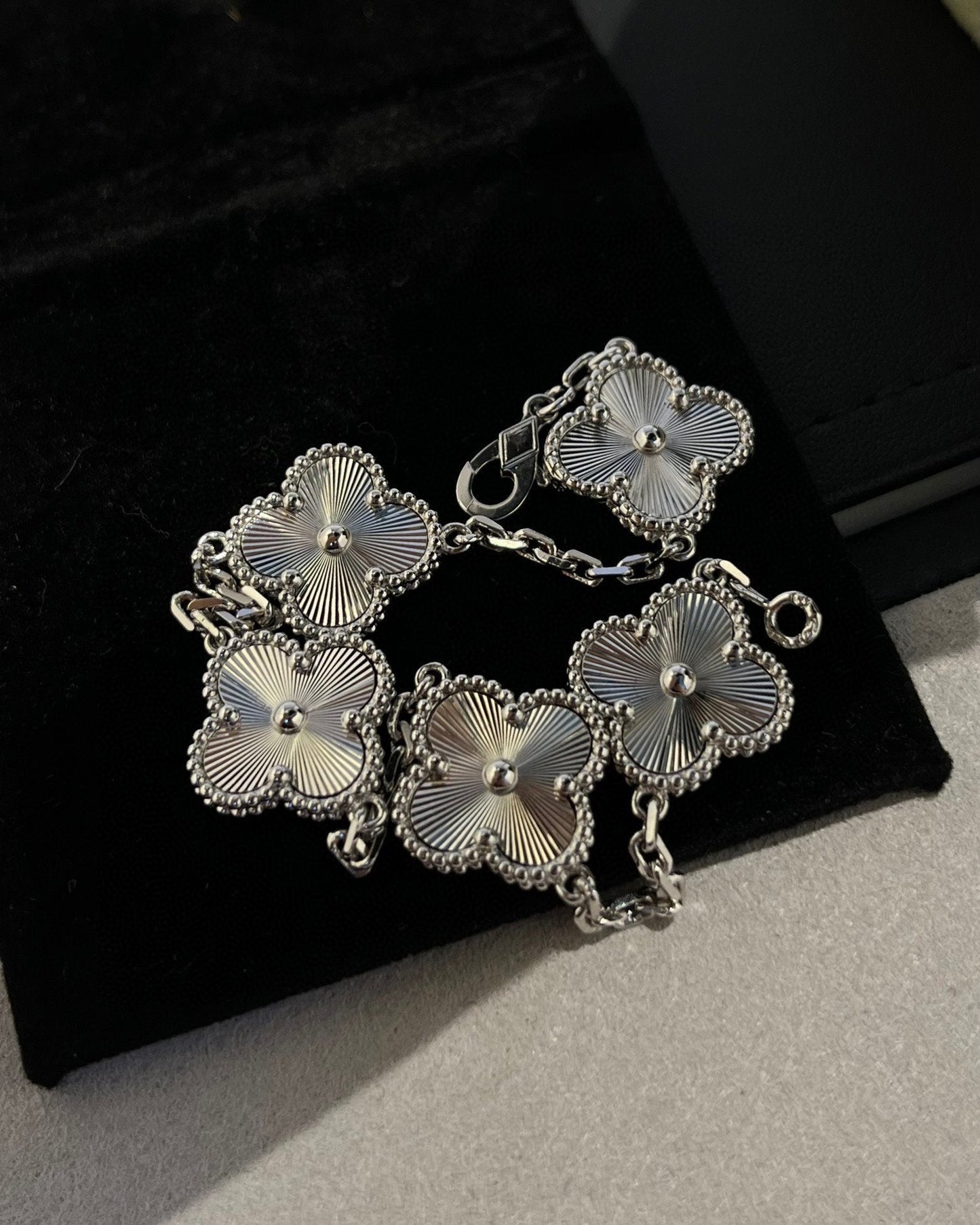 [AuraEcho]CLOVER SILVER 5 MOTIFS BRACELET